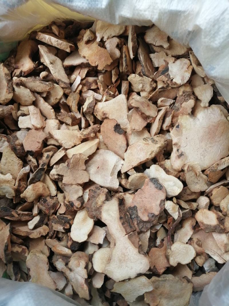野生土茯苓切片，天然晒干。粉质白肉，无硫