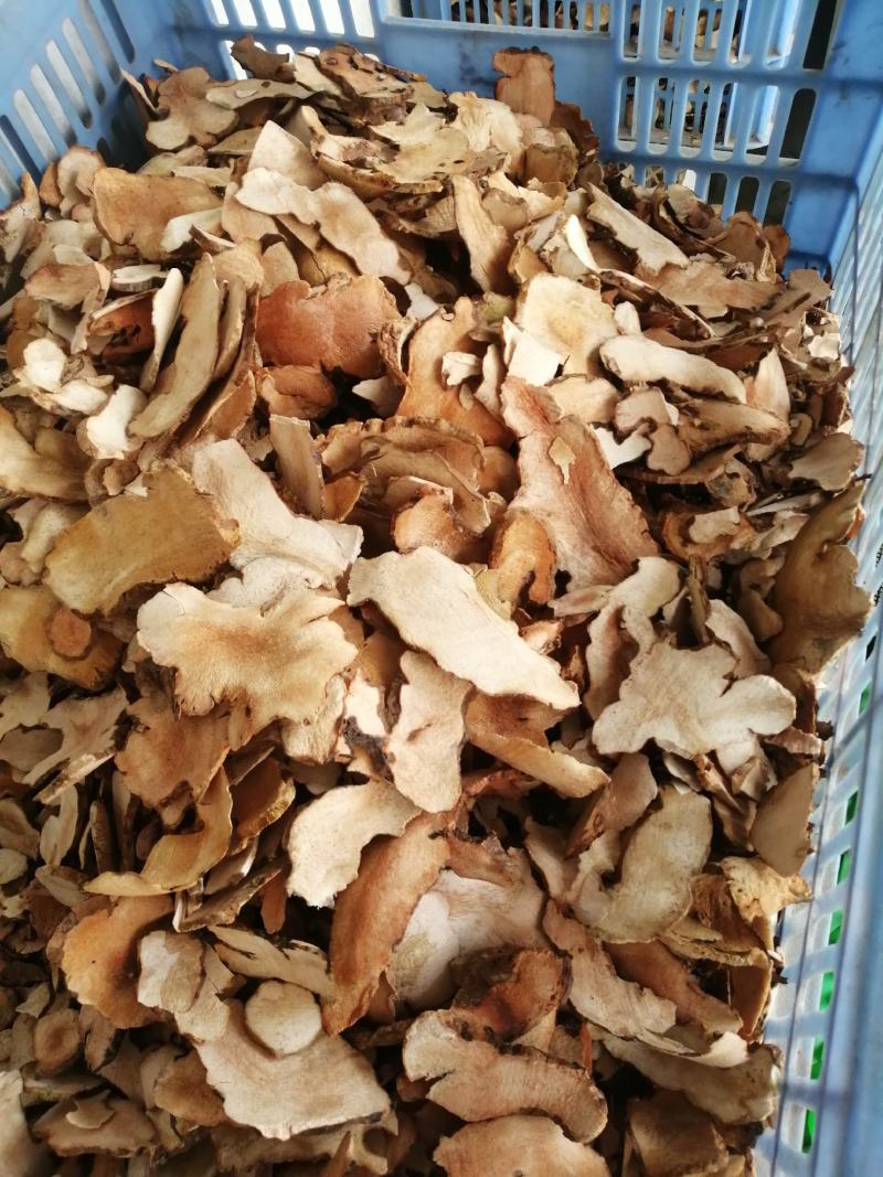 野生土茯苓切片，天然晒干。粉质白肉，无硫