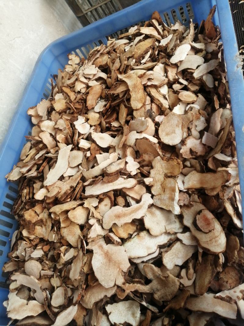 野生土茯苓切片，天然晒干。粉质白肉，无硫