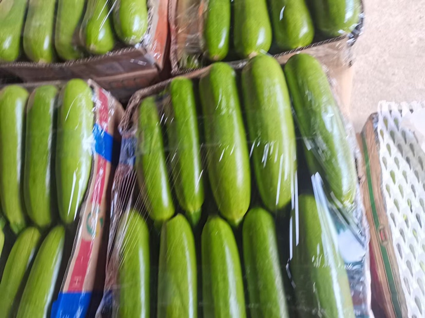 西葫芦在菜市场的陈列场景