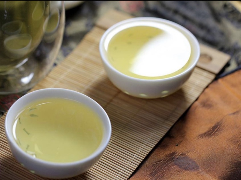 源头批发易武刮风寨普洱茶生茶357克饼