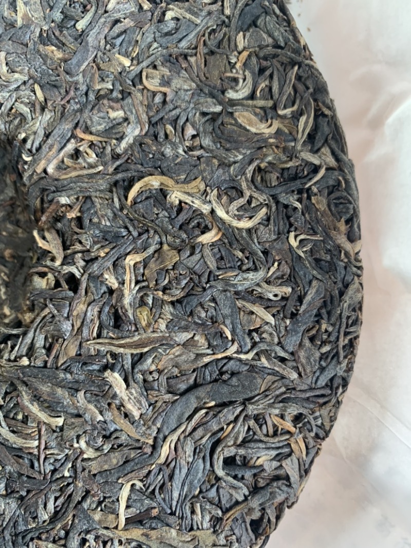 源头批发易武刮风寨普洱茶生茶357克饼