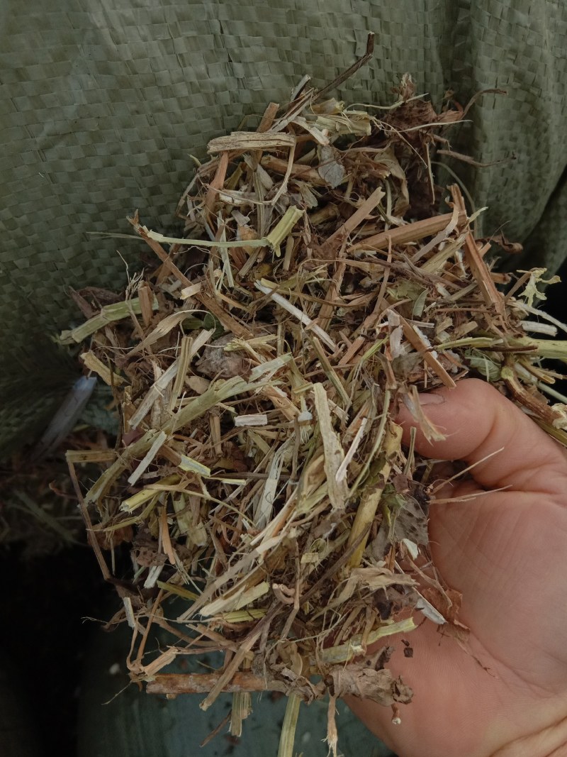 花生秧:牛，羊，马，驴……草料，过滚筒筛除尘