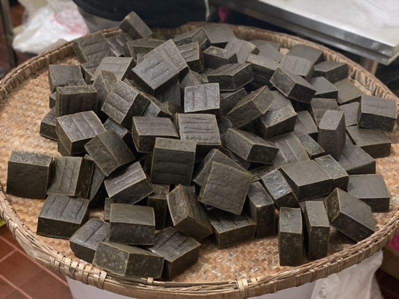 四川特产烟熏黑豆腐干，柴火熏制，盐卤点的豆腐，咸香有嚼劲