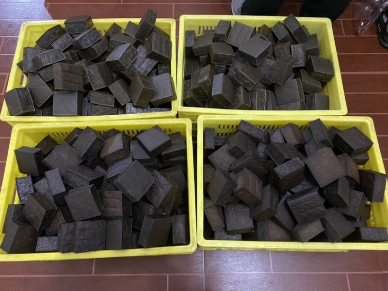 四川特产烟熏黑豆腐干，柴火熏制，盐卤点的豆腐，咸香有嚼劲