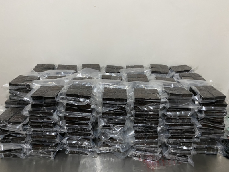 四川特产烟熏黑豆腐干，柴火熏制，盐卤点的豆腐，咸香有嚼劲