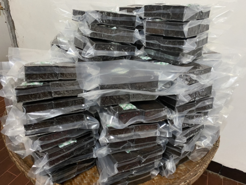 四川特产烟熏黑豆腐干，柴火熏制，盐卤点的豆腐，咸香有嚼劲