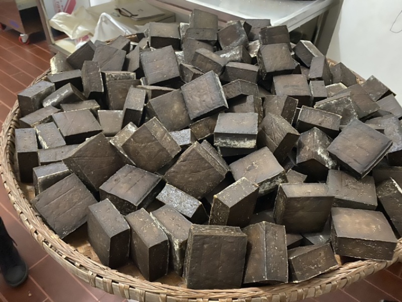 四川特产烟熏黑豆腐干，柴火熏制，盐卤点的豆腐，咸香有嚼劲