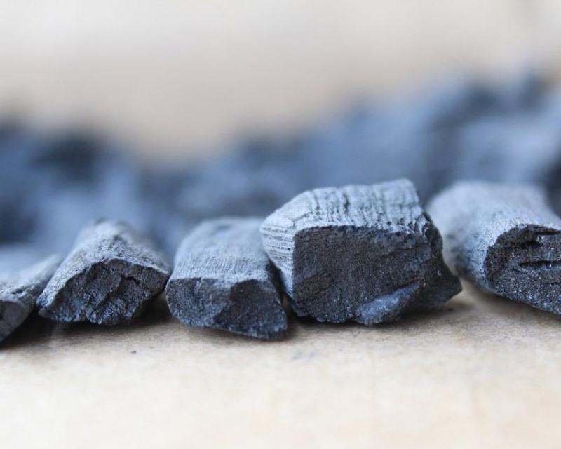 木炭整箱发货，一箱25斤左右，25元一箱，4箱起发