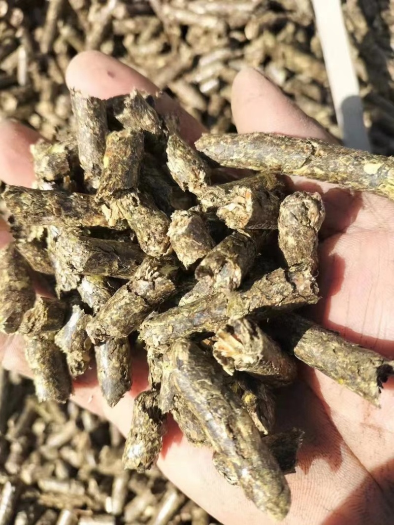 纯花生秧熟化颗粒，适口性好，牛羊马驴鹿等动物饲料