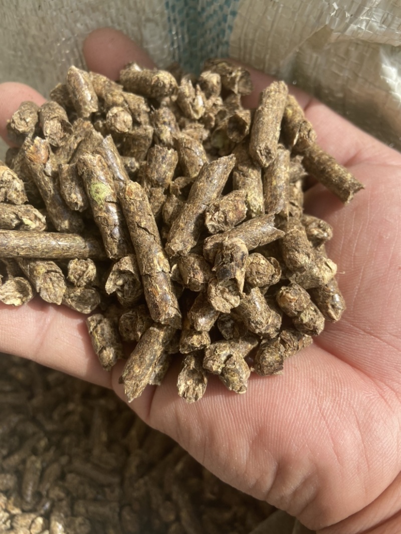 纯花生秧熟化颗粒，适口性好，牛羊马驴鹿等动物饲料