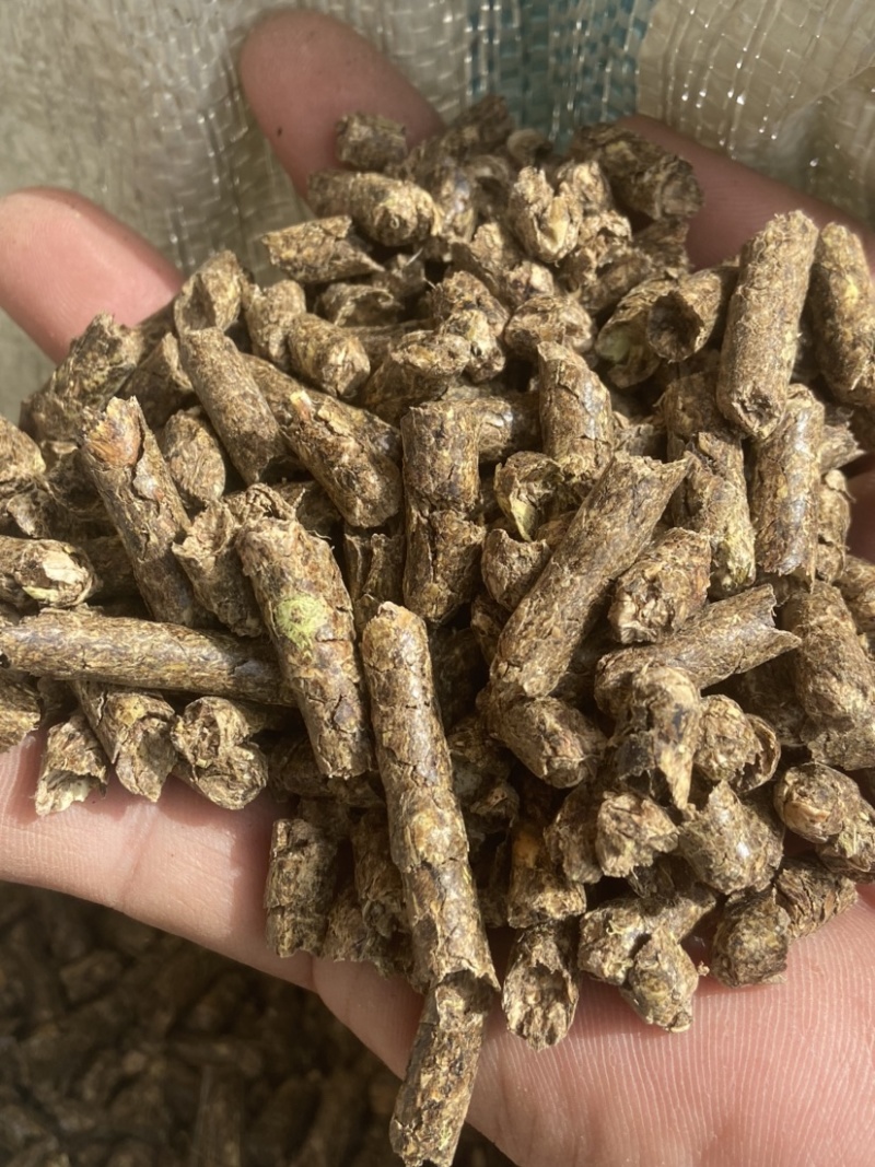 纯花生秧熟化颗粒，适口性好，牛羊马驴鹿等动物饲料