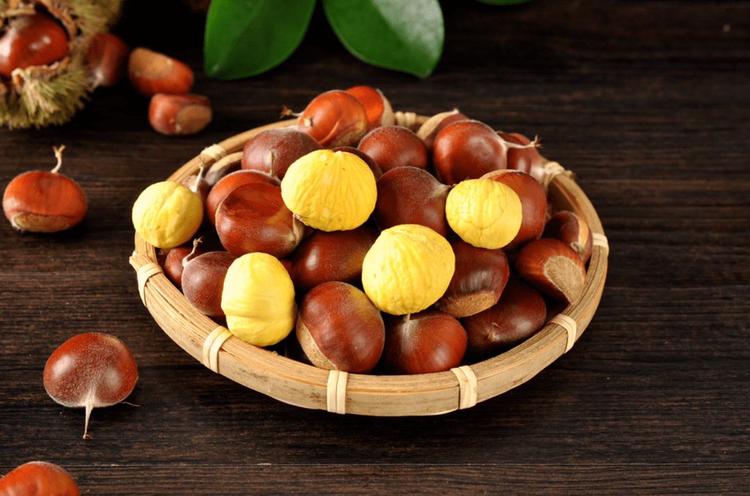 刚出炉的糖炒丹东油栗特写