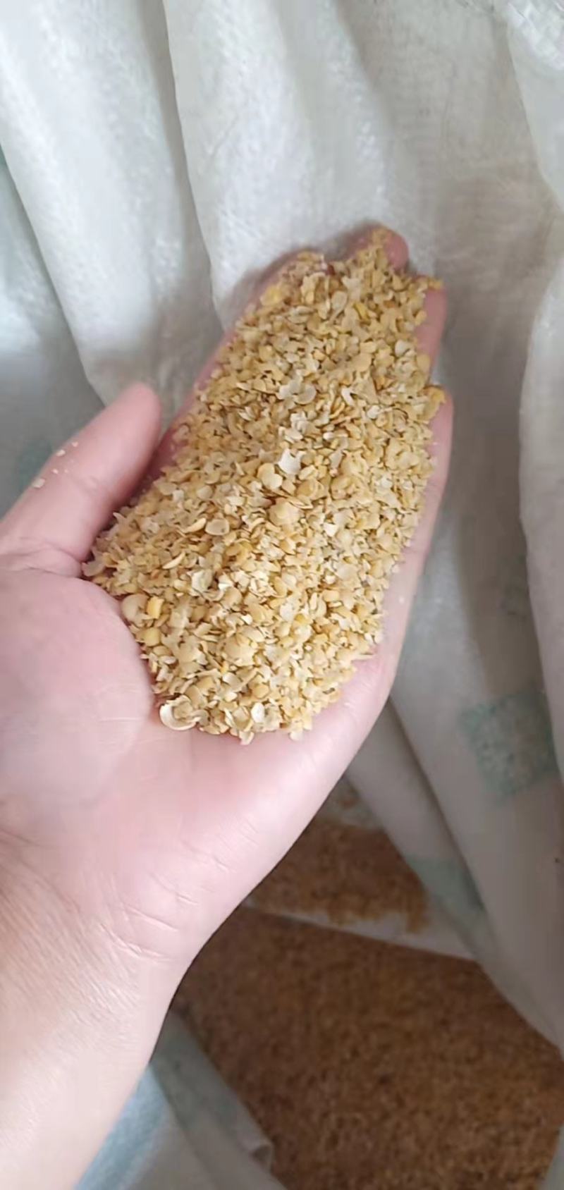 碎豆饼营养高蛋白含量高优质饲料常年供应量大优惠
