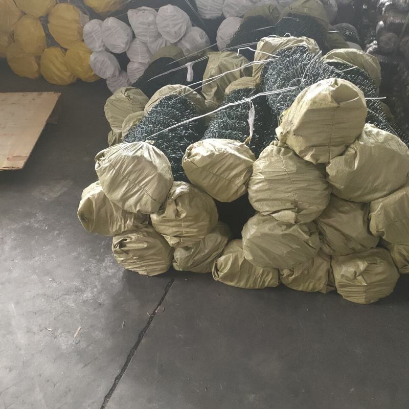 热镀锌菱形勾花网，大型家禽家畜养殖围栏现货销售