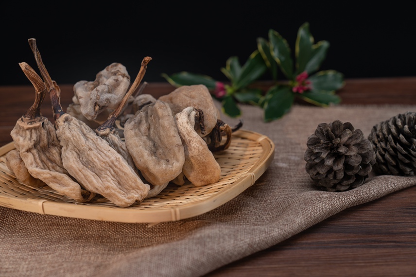 新鲜甘蔗与山药食材,摆放在木质桌面上,背景自然柔和 甘蔗与山药食材图