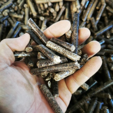 生物质颗粒燃料，无烟环保，灰分底，热值高，不结焦。