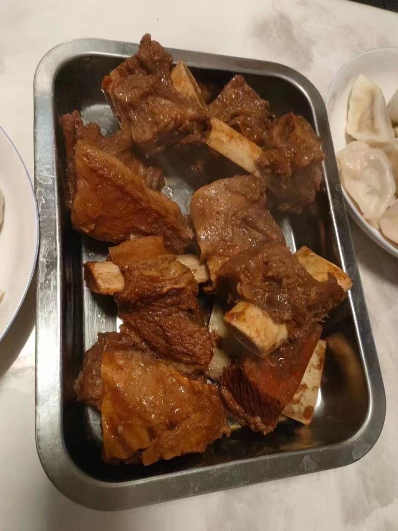 满肉牛排段，肉多不肥，可以牛排用，量大从优，货源稳定
