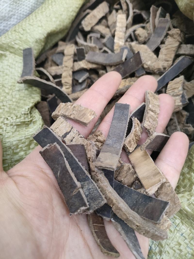 杜仲精品磨皮杜仲，老树皮杜仲，杜仲丝各种规格足斤足量。