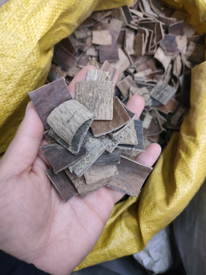 杜仲精品磨皮杜仲，老树皮杜仲，杜仲丝各种规格足斤足量。