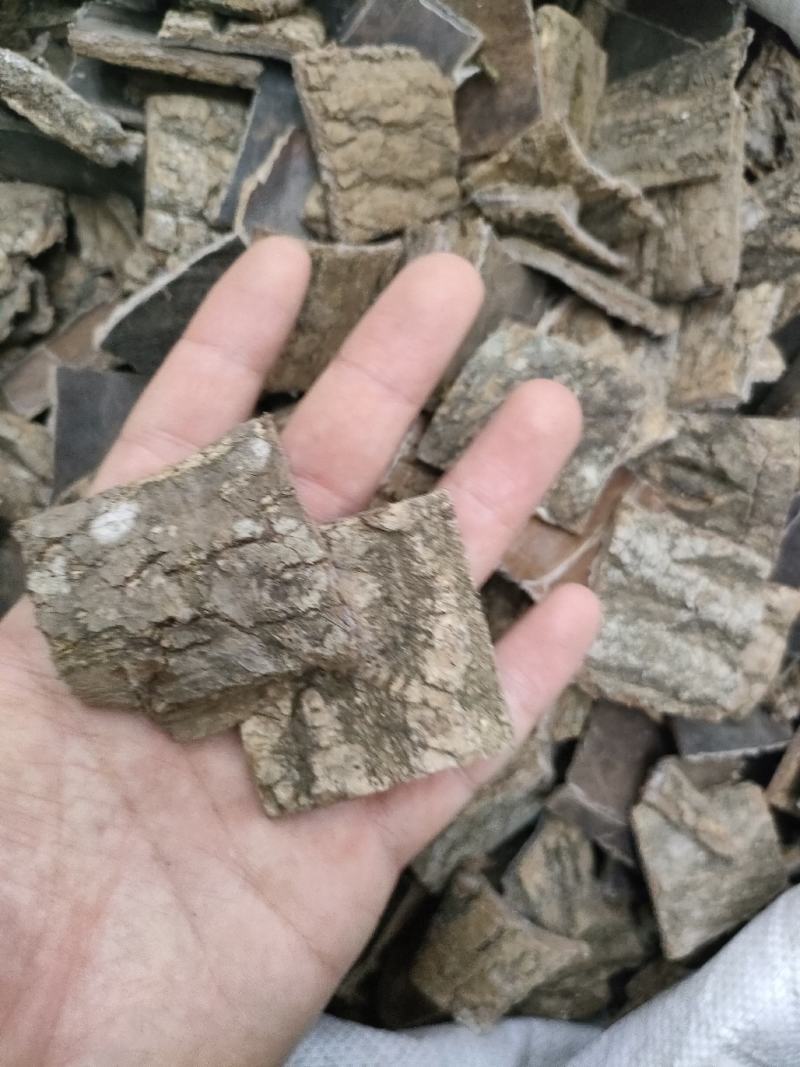 杜仲精品磨皮杜仲，老树皮杜仲，杜仲丝各种规格足斤足量。