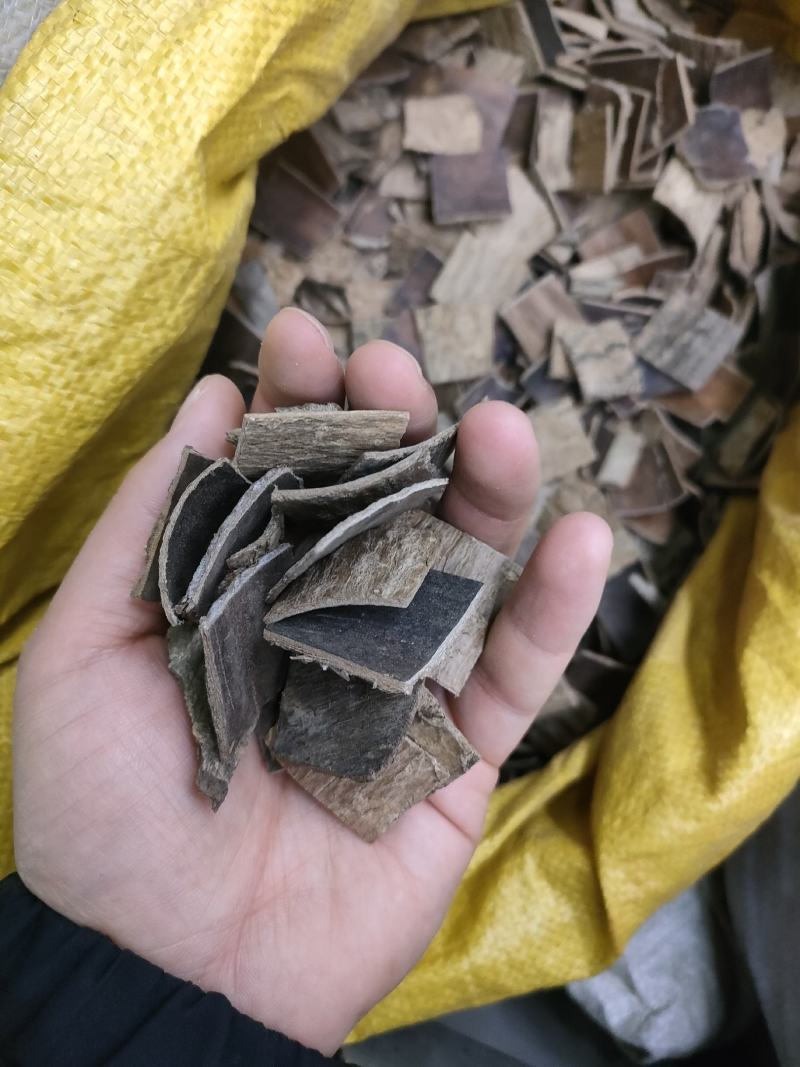 杜仲精品磨皮杜仲，老树皮杜仲，杜仲丝各种规格足斤足量。