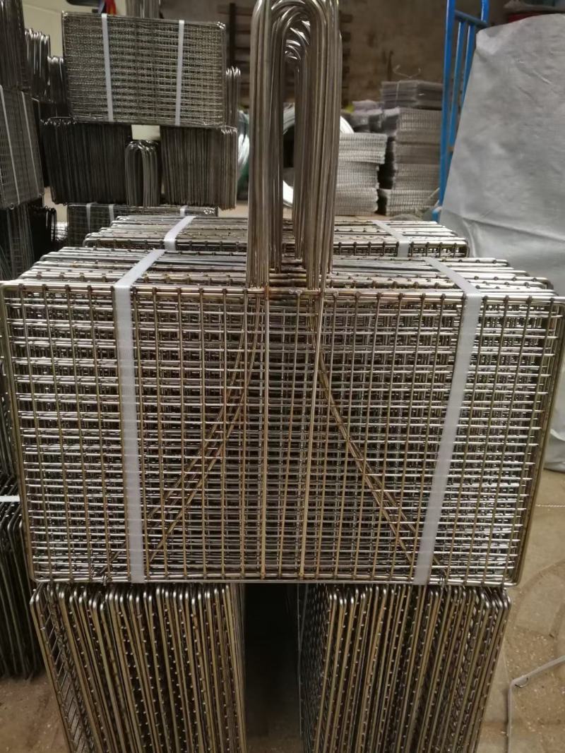 不锈钢烧烤夹，尺寸25*40厘米，使用方法简单结实耐用。