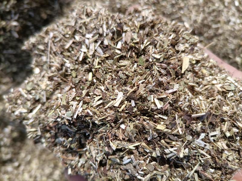 花生秧草粉蛋白质含量高，是喂鸡鸭鹅兔的原料