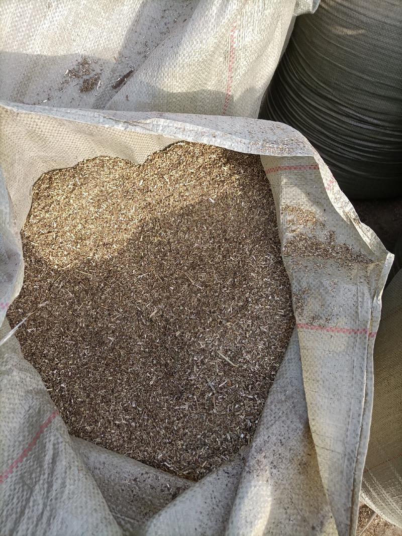 花生秧草粉蛋白质含量高，是喂鸡鸭鹅兔的原料