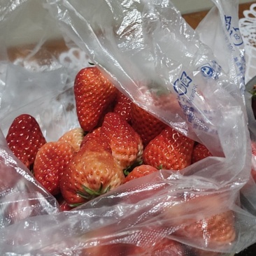 草莓，蓝莓，桃子