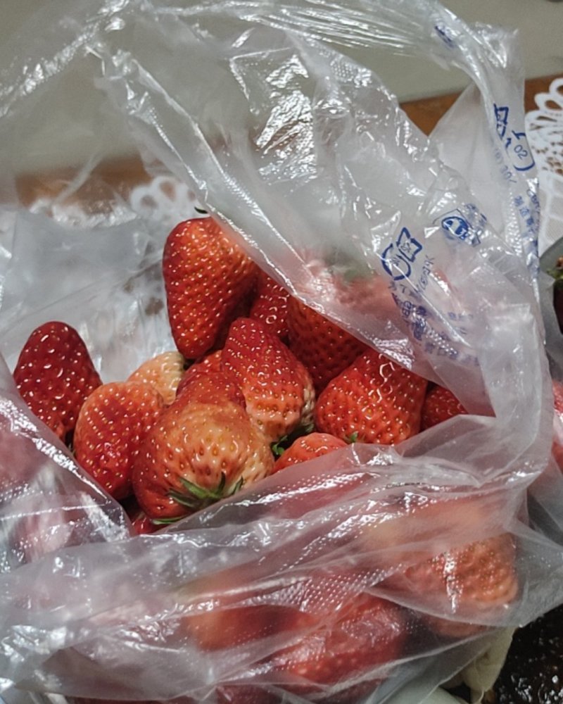 草莓，蓝莓，桃子