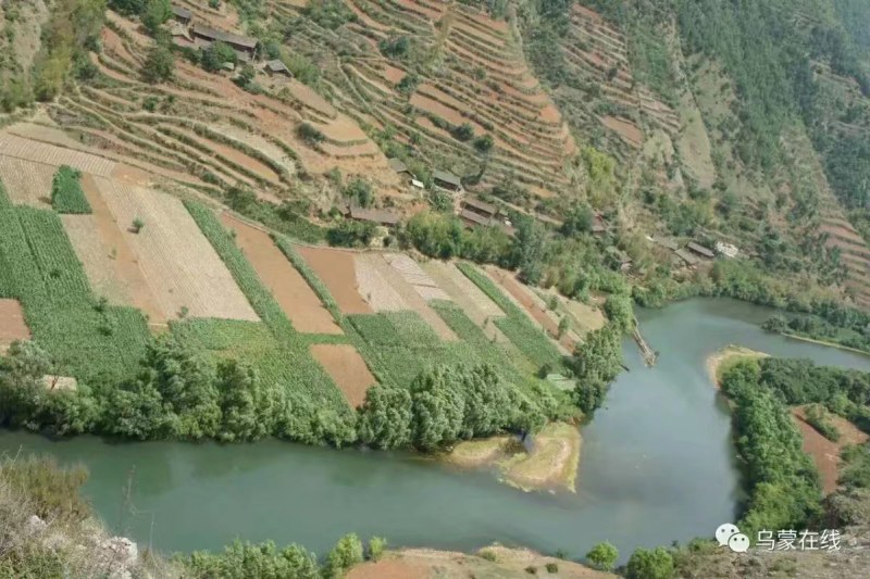 荒山合同可签50年，包办证，1000亩起租，非常适合养殖