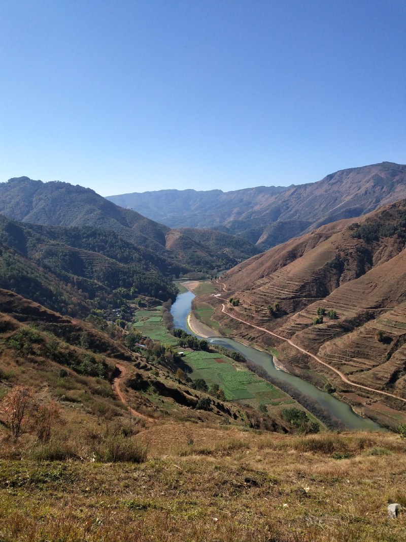 荒山合同可签50年，包办证，1000亩起租，非常适合养殖
