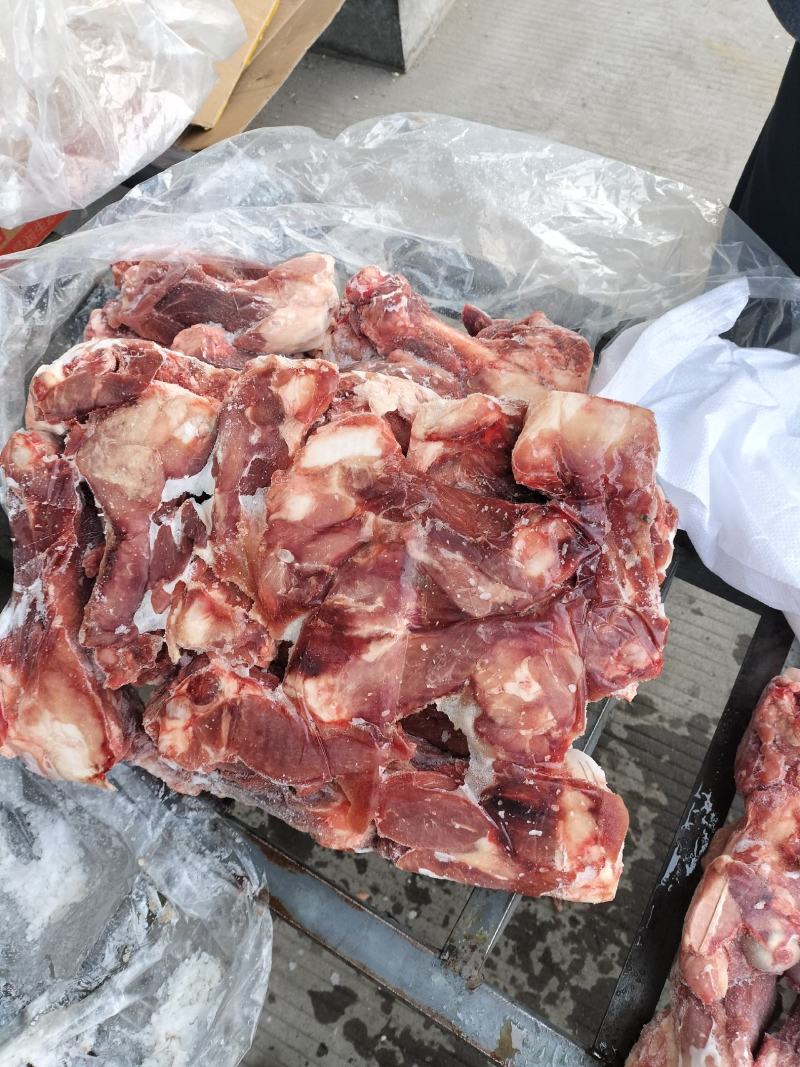 肉棒骨，百分之五十的肉，吃肉喝骨髓，前腿骨