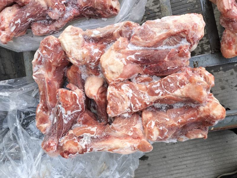 肉棒骨，百分之五十的肉，吃肉喝骨髓，前腿骨