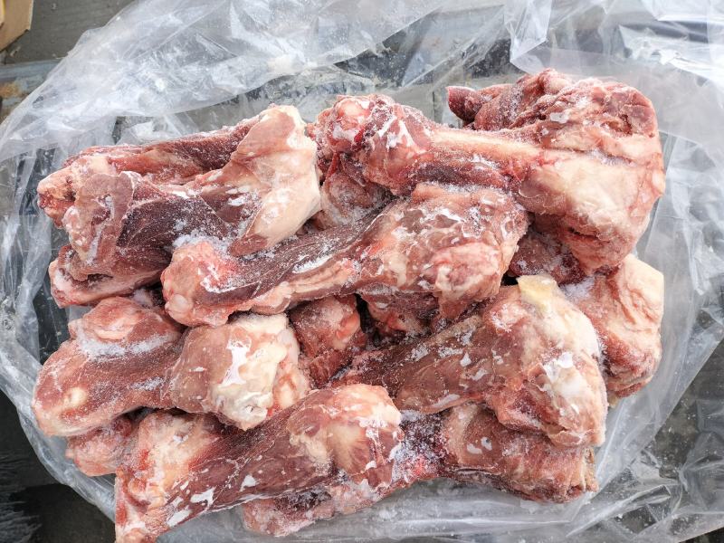 肉棒骨，百分之五十的肉，吃肉喝骨髓，前腿骨