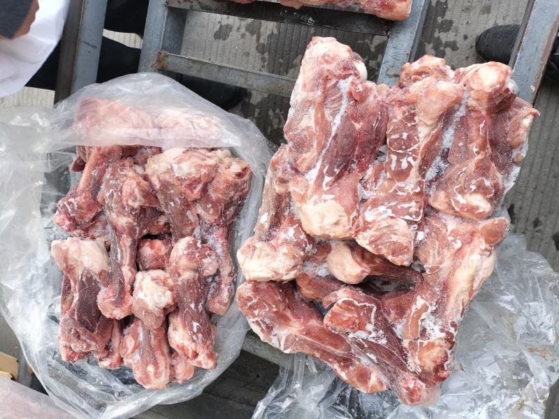 肉棒骨，百分之五十的肉，吃肉喝骨髓，前腿骨