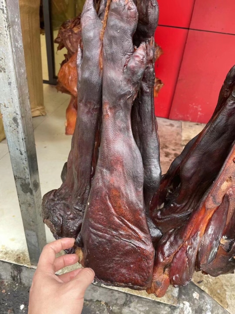 烟熏对开腊猪脚（纯干货，厂家直销）现货供应