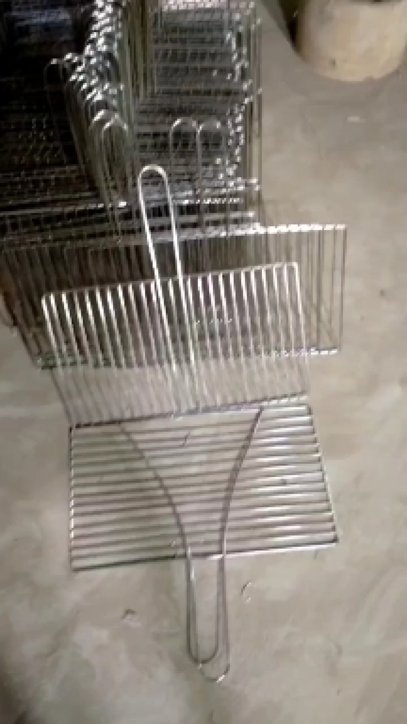 不锈钢烧烤夹，尺寸25*40厘米，使用方法简单结实耐用。