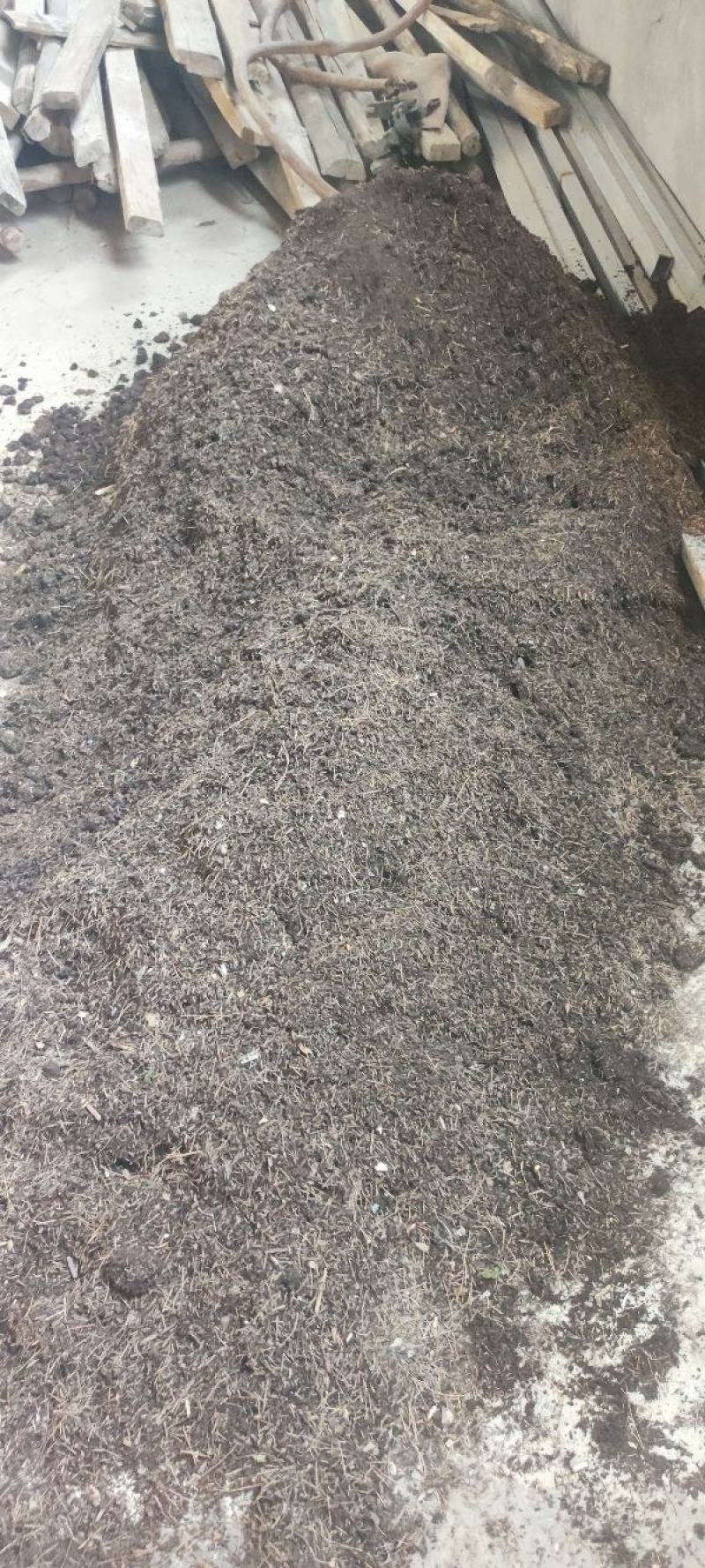 来自原始森林的松针腐殖土，花卉、葡萄、中药材等种植的沃土