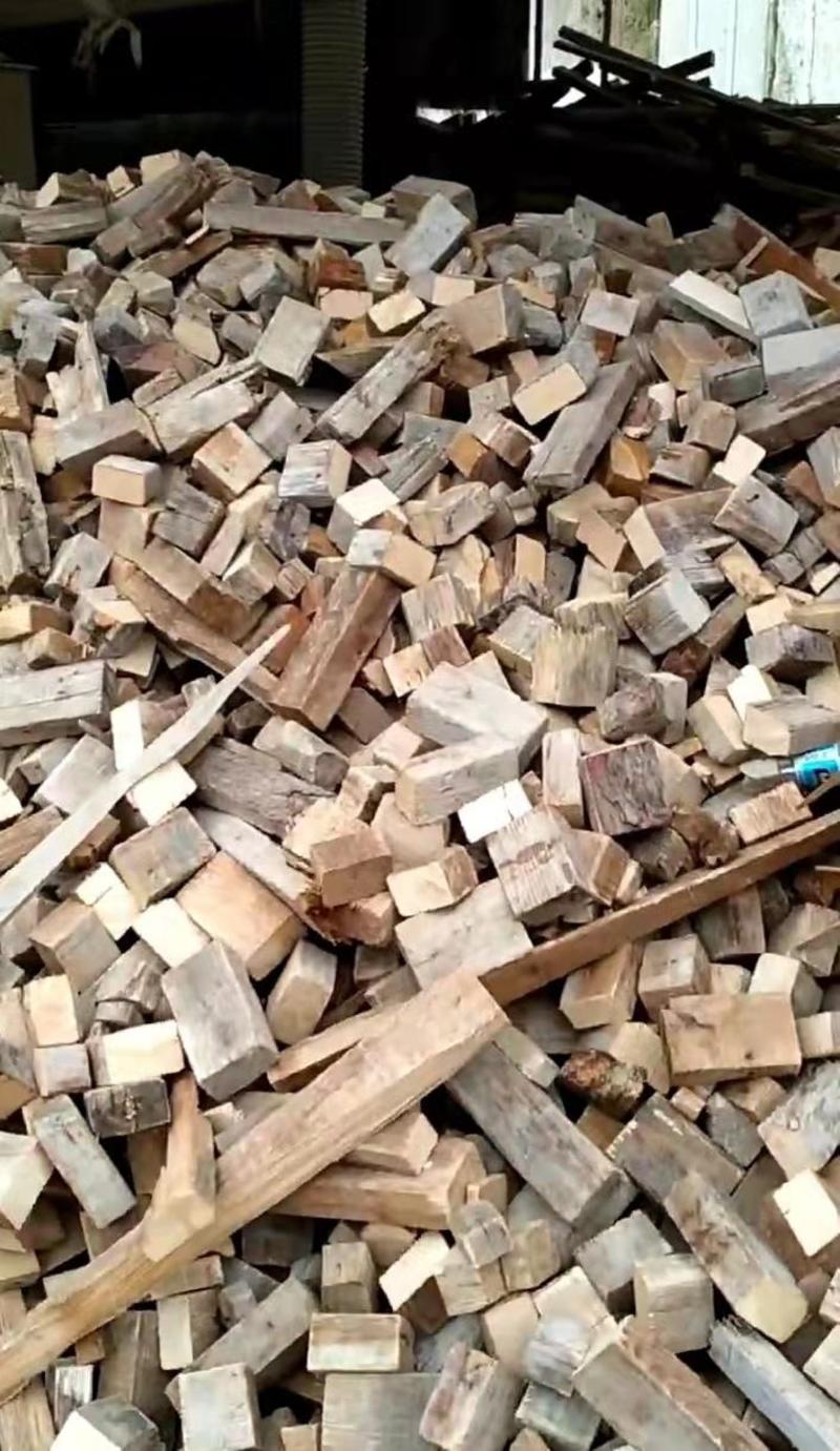 松木块，有条，低水份，烧火，制炭，制锯沫，均可，四季有货