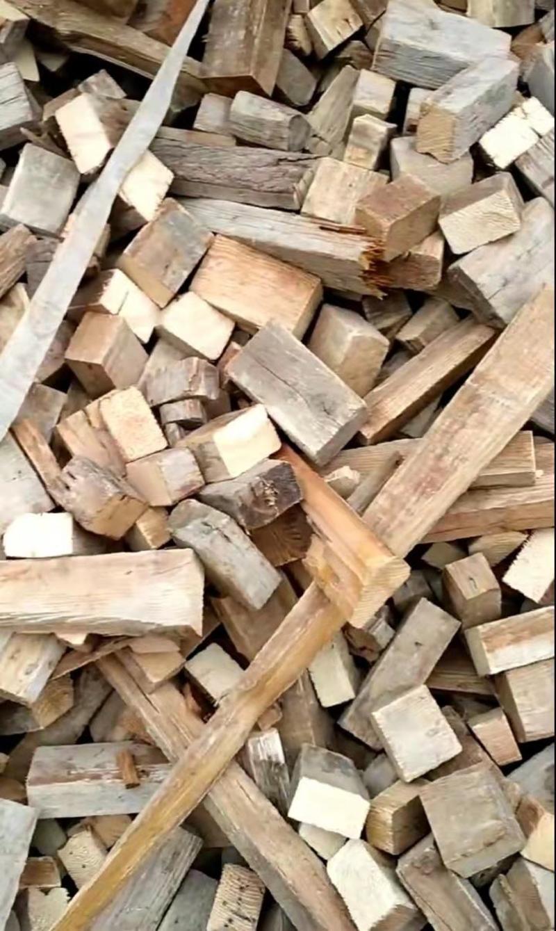 松木块，有条，低水份，烧火，制炭，制锯沫，均可，四季有货