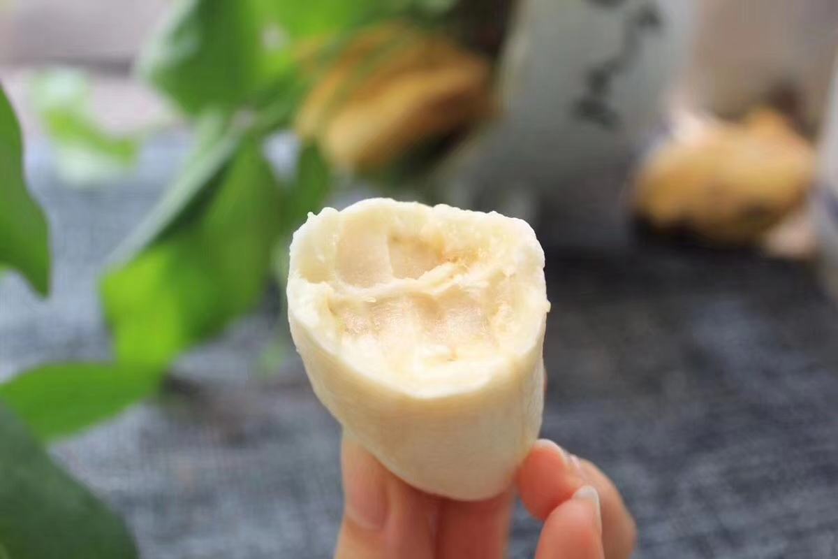 香蕉剖面图，展示果肉结构与纤维分布