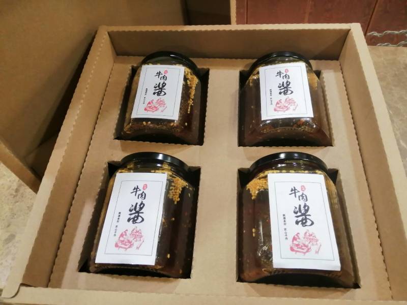 纯手工牛肉酱可用于炒菜火锅蘸料下饭菜，可零售可批发