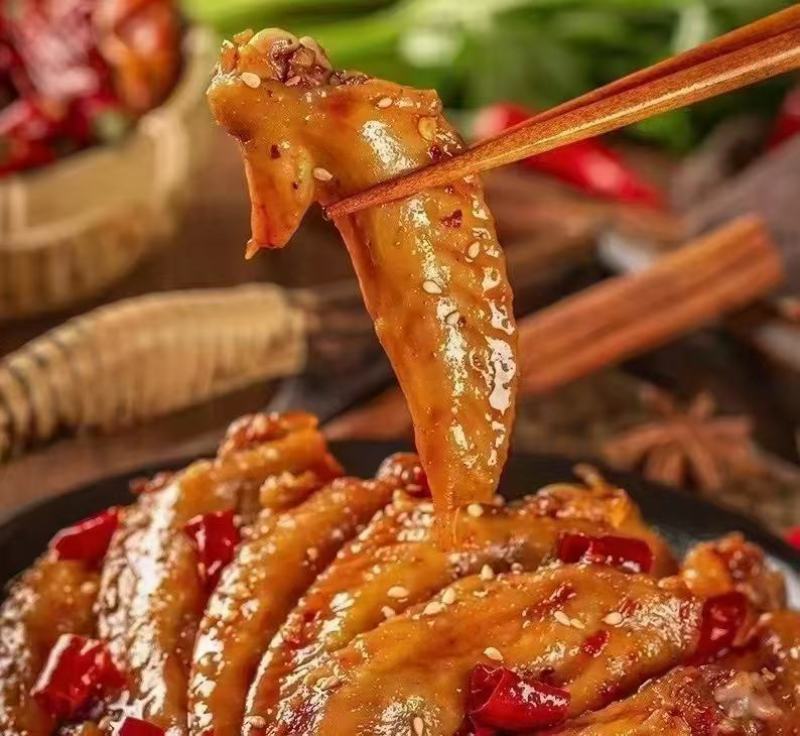 四川特色小吃，冷吃鸡尖。冷吃鸡翅尖！麻辣五香两个味道