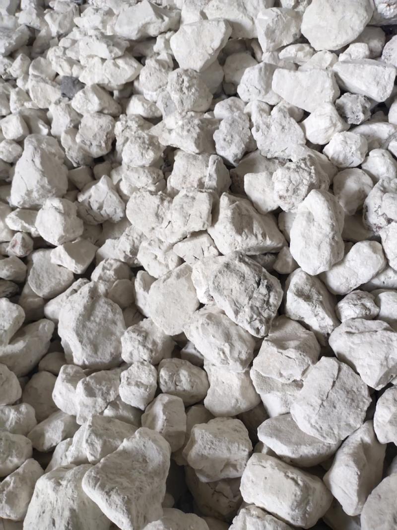 优质生石灰块，含钙量百分之八十五以上