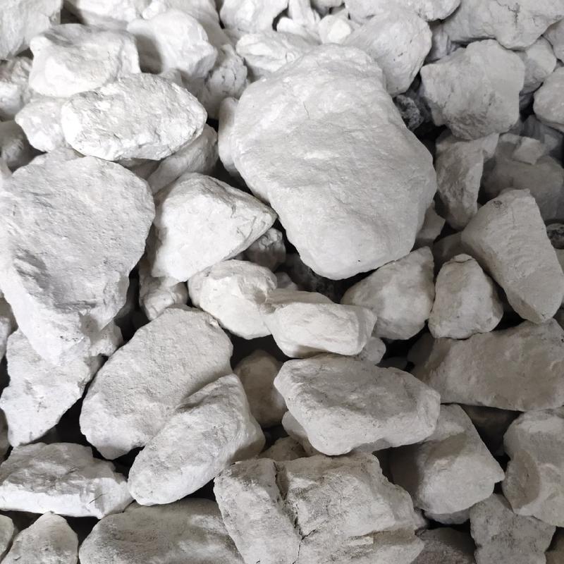 优质生石灰块，含钙量百分之八十五以上