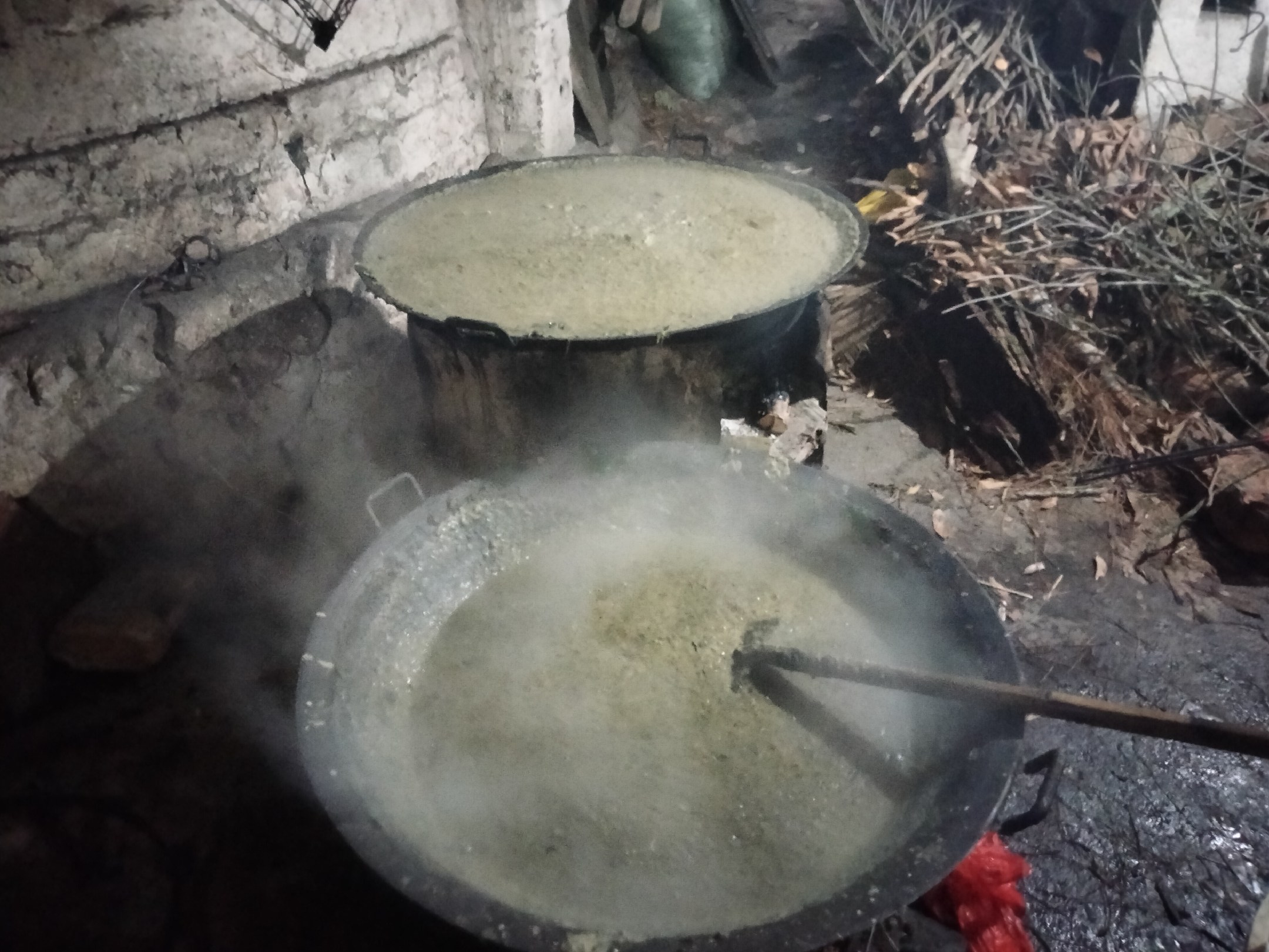 锅中炖煮的萝卜炖猪肉,热气腾腾,萝卜与猪肉交融,汤汁浓稠 萝卜炖猪肉炖煮过程