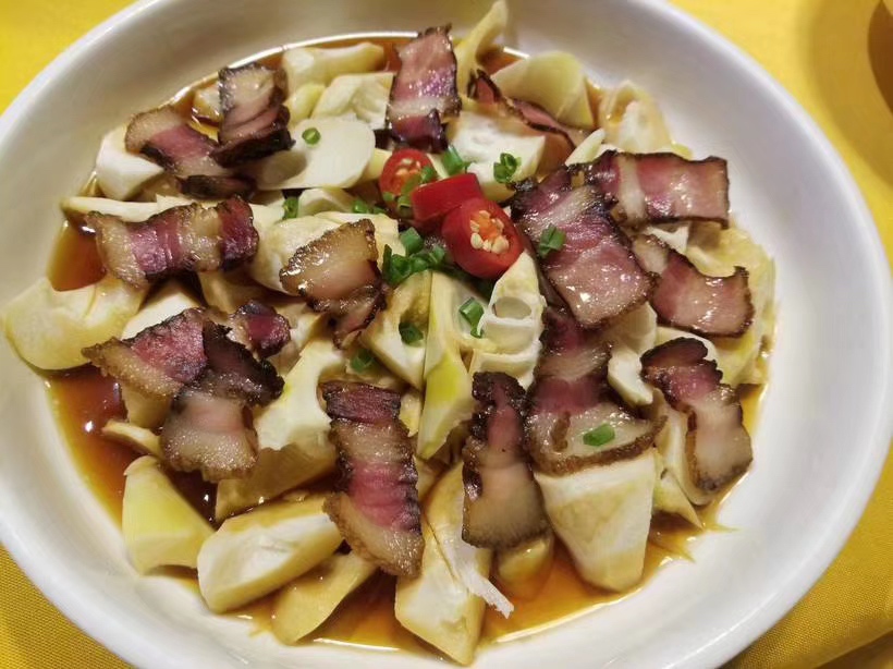 大竹笋与五花肉炖煮的菜肴