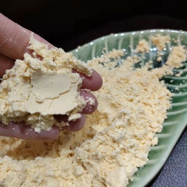 高品质玉米面，蛋白含量高，可代替部分高价位饲料适口性好。